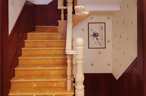 新竹镇中式别墅室内汉白玉石楼梯的定制安装装饰效果